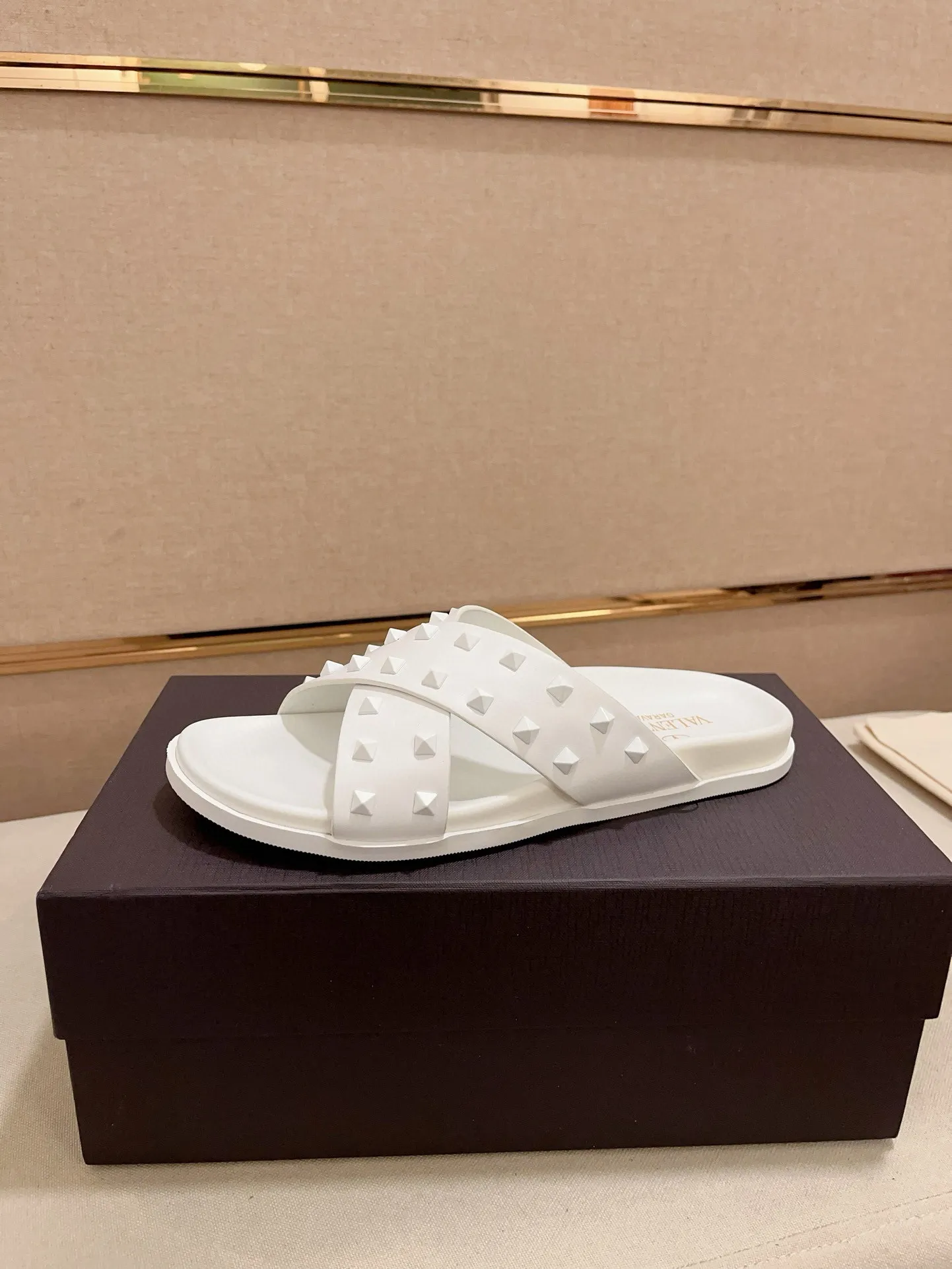 Men's shoes💰: 440💰[Valentino] New men's boutique slippers, counter quality, classic plaid, the actual workmanship is quite complex🔰The uppers are made of imported fabrics➕🐑Sheepskin lining, which tests the craftsman's craftsmanship➕original PU outsole. Size: 38-44 (45 can be customized, non-refundable)